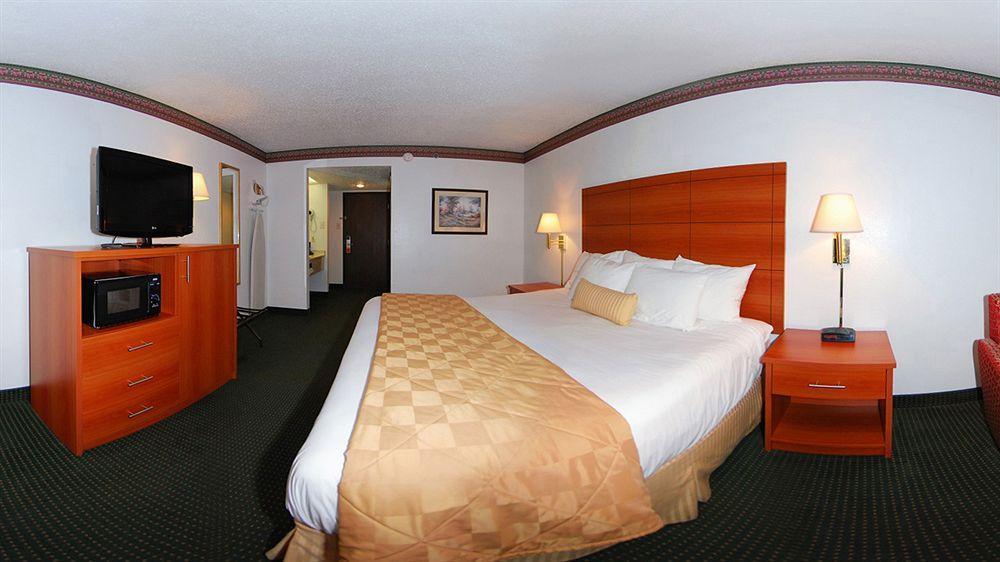 Ramada By Wyndham Pearl/Jackson Airport Hotel Exterior photo