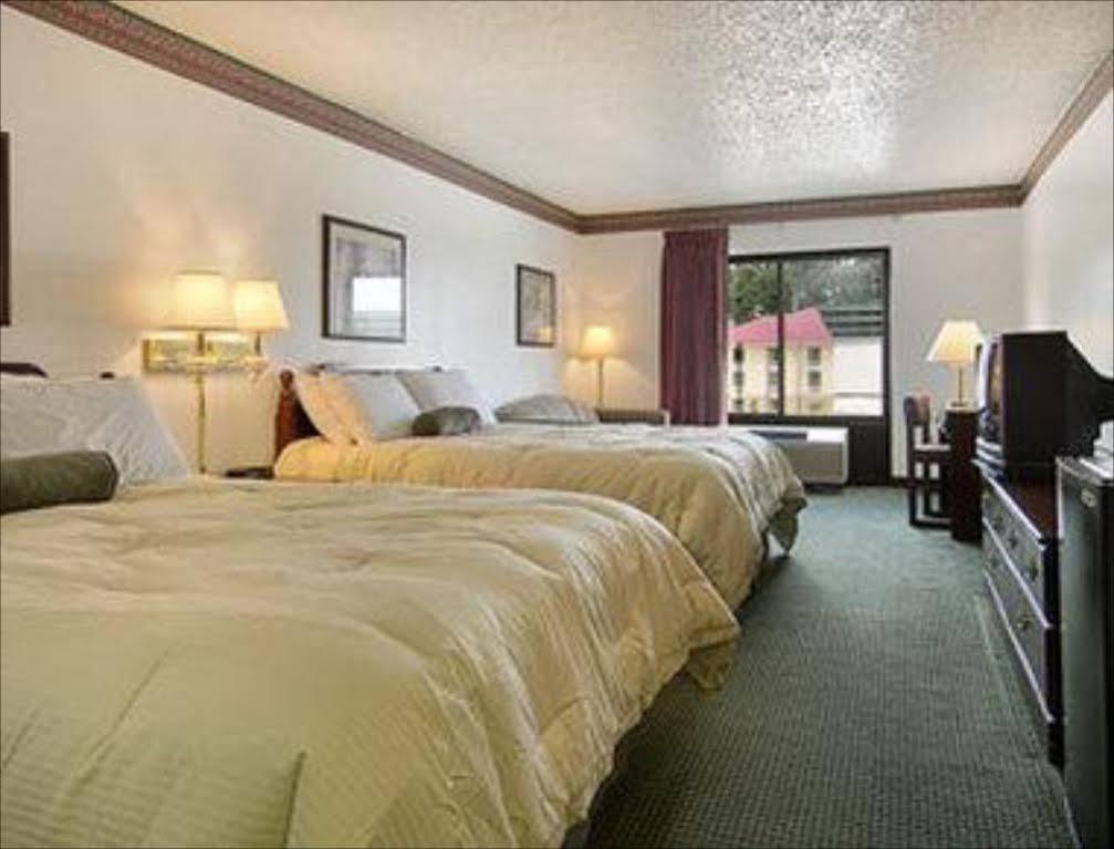Ramada By Wyndham Pearl/Jackson Airport Hotel Room photo